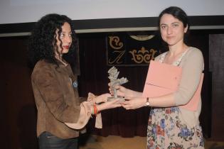 Ana Juan entrega el Premio Libro Kirico a Sonja Bougaeva