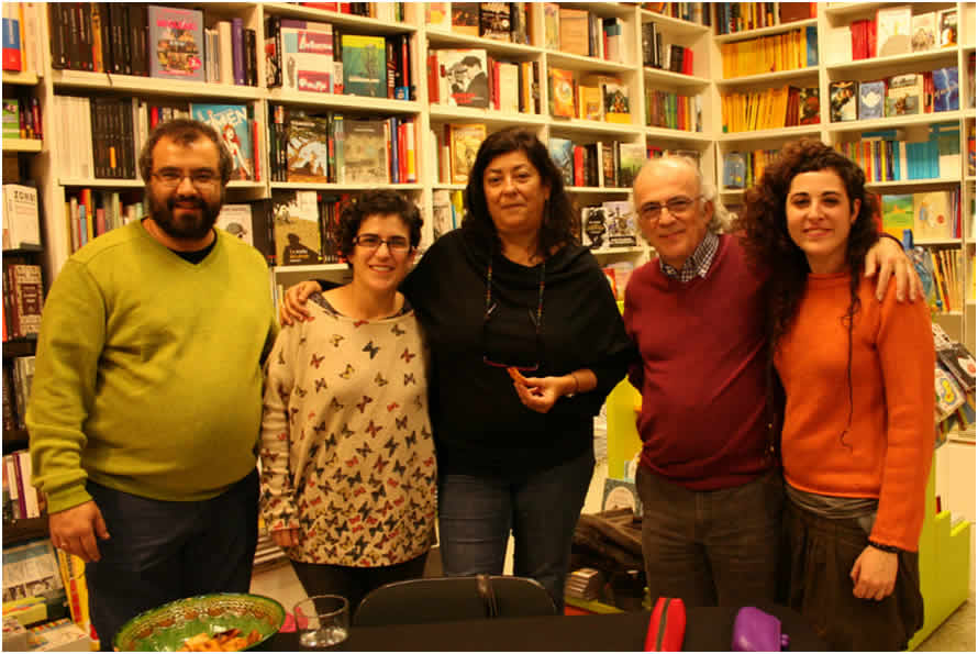 Almudena Grandes con el equipo librero de librería Jarcha